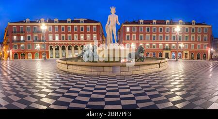 Panoramablick auf den schönen Platz Place Massena mit dem Brunnen du Soleil schön bei Nacht, French Riviera, Cote d'Azur, Frankreich Stockfoto