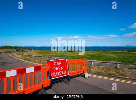 Barriere blockiert den Zugang zum Gullane Beach Parkplatz während Covid-19 Coronavirus Pandemie Sperrung, East Lothian, Schottland, Großbritannien Stockfoto