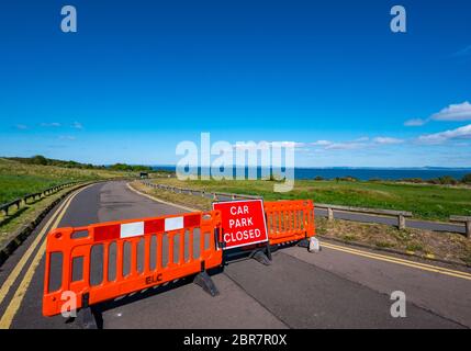 Barriere blockiert den Zugang zum Gullane Beach Parkplatz während Covid-19 Coronavirus Pandemie Sperrung, East Lothian, Schottland, Großbritannien Stockfoto