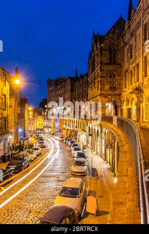 Victoria Street Edinburgh Altstadt Stadtbild bei Sonnenuntergang Dämmerung, Edinburgh, Schottland Großbritannien Stockfoto