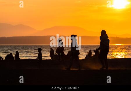 Szenenansicht von Silhouette Menschen am Strand mit Sonnenuntergang, im Sommer, Seattle, usa. Stockfoto
