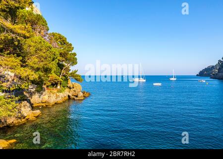 Schöne natürliche Ansicht der Bucht von Paraggi in Santa Margherita Ligure, Italien. Mediterrane Meereskuhe in der Nähe des Luxus-Badeortes Portofino Stockfoto