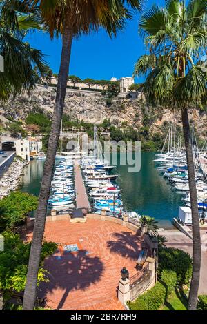 Malerischer Blick auf Port de Fontvieille (Fontvieille-Hafen) im Fürstentum Monaco, französische Riviera. Bunte Bucht mit vielen Luxusyachten. Mo Stockfoto