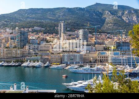 Malerischer Blick auf Luxusyachten und -Wohnungen im Hafen von Monte Carlo, Monaco, Französische Riviera. Panorama der Skyline von Monte Carlo Stockfoto