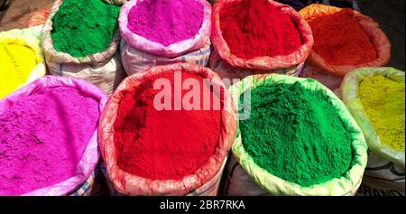 Bunte Säcke holi-Pulver auf dem Gewürzmarkt in Alt-delhi Stockfoto