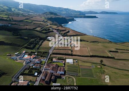 Blick aus der Vogelperspektive auf die Gebäude in Maia auf der Insel San Miguel - Azoren, Portugal. Stockfoto