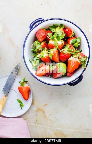 Gewaschene Erdbeeren in Enamel-Sieb Stockfoto