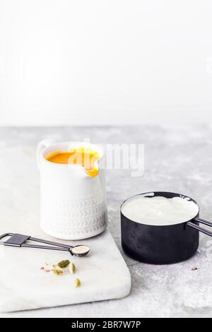 Zutaten für Mango Lassi - Mango, Joghurt und Cardamom Pulver Stockfoto