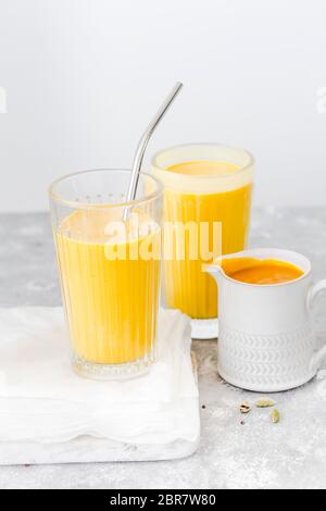 Hergestellt aus Mango, Joghurt und Cardamom, ist dieser 3 Zutaten Smoothie süß, cremig und köstlich. Stockfoto