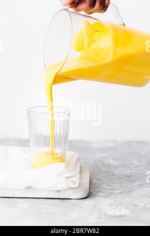 Lady Poring Mango Lassi in den Becher Stockfoto