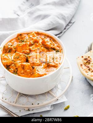 Veganer Tofu Curry mit Naan-Brot Stockfoto