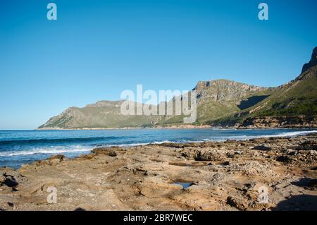 Blick auf die Küste, Meer und Berge, Colonia de Sant Pere und Cap Farrutx. Aussichtspunkt von Sa Canova playa Virgin, Mallorca, Balearen Islane Stockfoto