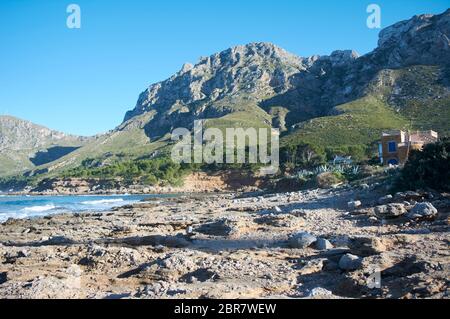 Blick auf die Küste, Meer und Berge, Colonia de Sant Pere und Cap Farrutx. Aussichtspunkt von Sa Canova playa Virgin, Mallorca, Balearen Islane Stockfoto