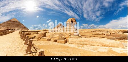 Die Sphinx vor den Pyramiden, schönen Panoramablick. Stockfoto