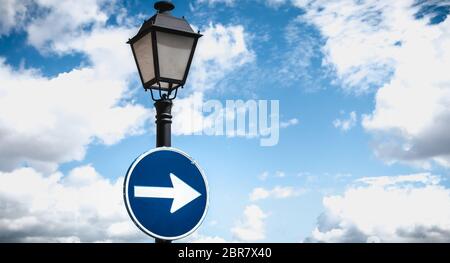 Schild Verpflichtung auf eine alte Strassenlaterne in Spanien zu drehen Stockfoto