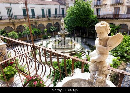 Blick auf den Innenhof vom Balkon der Heiligen Katharina Kloster in Palermo, Italien Stockfoto