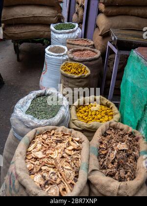Große Tüten Gewürze auf dem Gewürzmarkt von chandni chowk in Alt-delhi Stockfoto
