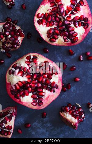 Granatapfel auf blauem Hintergrund verstreut. Stockfoto