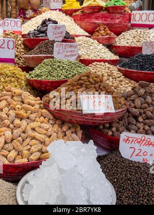 Steinsalz, Nüsse und Trockenfrüchte zum Verkauf auf dem Gewürzmarkt von chandni chowk in Alt-delhi Stockfoto