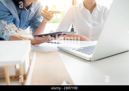 Kreative oder Innenarchitekten Teamarbeit mit Pantone Swatch und Baupläne auf Büro Schreibtisch, Architekten Auswahl Farbmuster für Design Projekt Stockfoto