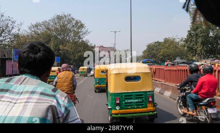 DELHI, INDIEN - 14. MÄRZ 2019: Pov-Aufnahme einer Rikscha-Fahrt auf den Straßen des alten delhi, indien Stockfoto