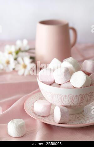 Rosa und weiße Marshmallows in einer Schale. Stockfoto