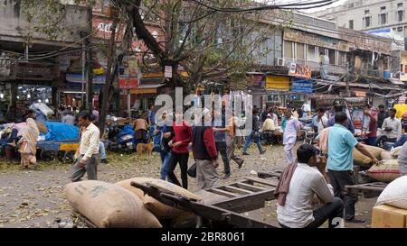 DELHI, INDIEN - 14. MÄRZ 2019: Weite Sicht auf einen Teil des Gewürzmarktes in chandni chowk im alten delhi, indien Stockfoto