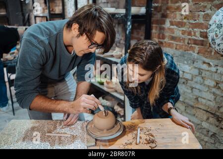 Herstellung eines handgefertigten Tontopf. Töpferunterricht, Hobby. Stockfoto