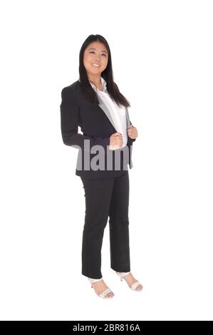 Ein schönes Lächeln Asian Business Frau, die in einem Porträt Bild in einem schwarzen Anzug und weiße Bluse, auf weißem Hintergrund Stockfoto