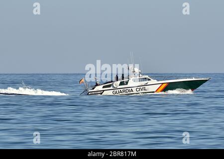 Calafell, Tarragona, Spanien. Mai 2020. Zwei Beamte der Guardia Zivilpolizei patrouillieren auf einem Motorboot an der Küste, um die Regeln während der Endkonkaseration von Phase 1 durchzusetzen.Calafell befindet sich in Phase 1 des Endes der Haft, aber mit strengen Maßnahmen, wo Sie auf den Terrassen der Restaurants mit den Sicherheitsmaßnahmen sein können Von 2 Metern zwischen den Tischen, gehen Sie am Strand, aber nicht sitzen gestreckt auf dem Sand oder Baden. Die örtliche Polizei führt Straßenkontrollen durch, um die Einhaltung der Vorschriften zu kontrollieren. Quelle: Ramon Costa/SOPA Images/ZUMA Wire/Alamy Live News Stockfoto