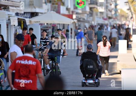 Calafell, Tarragona, Spanien. Mai 2020. Die Menschen reiten und gehen entlang Paseo Maritimo Straße während des Endes der Enge von Phase One.Calafell ist in Phase One des Endes der Enge, aber mit strengen Maßnahmen, wo Sie auf den Terrassen der Restaurants mit den Sicherheitsmaßnahmen von 2 Metern zwischen den Tischen sein können, Gehen Sie am Strand spazieren, aber nicht auf dem Sand sitzen oder baden. Die örtliche Polizei führt Straßenkontrollen durch, um die Einhaltung der Vorschriften zu kontrollieren. Quelle: Ramon Costa/SOPA Images/ZUMA Wire/Alamy Live News Stockfoto