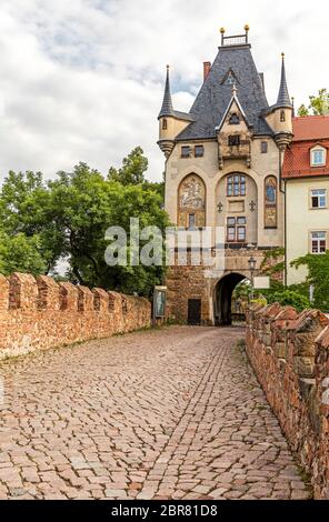 Auf der Albrechtsburg Meißen, der Burgbrücke mit dem mittleren Burgtor. Auf der linken Seite des Burgtores ist ein Wandbild, das St. George, die Stockfoto