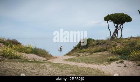 Insel Yeu, Frankreich - 16. September 2018: Die kleinen Boot zwischen den Felsen an einem Sommertag geparkt Stockfoto