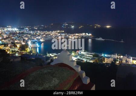 Luftaufnahme von Mykonos Stadt, Chora mit altem Hafen, weißen Häusern, Windmühlen und Kirchen auf der Insel Mykonos, der Insel der Winde, in der Nacht, Gree Stockfoto