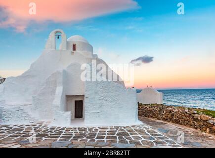 Kirche von Panagia Paraportiani bei Sonnenaufgang, die berühmtesten architektonischen Strukturen in Griechenland, auf der Insel Mykonos, der Insel der Winde, Griechenland Stockfoto
