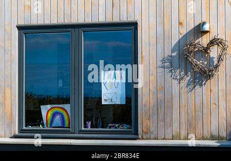 Regenbogenzeichnung im Hausfenster und Dankesnachricht während der Sperrung der Coronavirus-Pandemie Covid-19, Schottland, Großbritannien Stockfoto