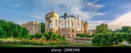 Odessa, Ukraine - 06.12.2018. Sonnigen Sommermorgen im historischen Zentrum von Odessa, Ukraine. Oper und Theater Square Stockfoto