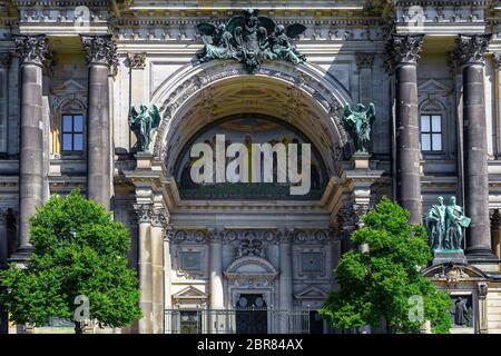 Ein Blick von außen auf den Eingang des Berliner Doms, auch bekannt als Berliner Dom in der historischen Stadt Berlin in Deutschland. Stockfoto