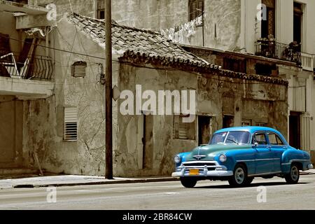 Blau Oldtimer auf Havanna Straße mit alten verfallene Häuser, Sepia gestaltete Bild Stockfoto