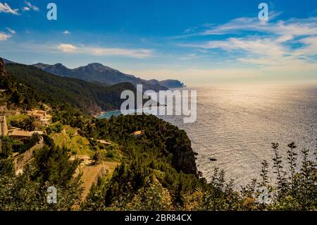 Sonnenuntergang über den Bergen und dem Meer im Südwesten der Insel Palma de Mallorca in Spanien Stockfoto