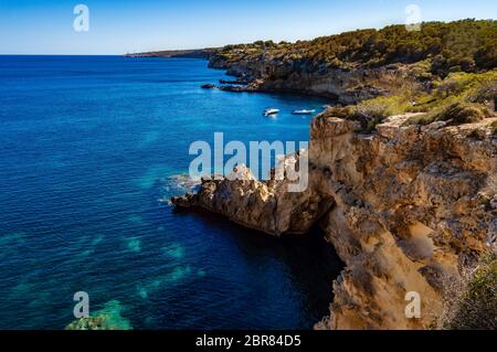 Sonnenuntergang über den Bergen und dem Meer im Südwesten der Insel Palma de Mallorca in Spanien Stockfoto