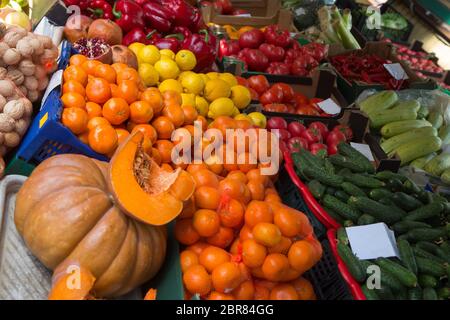 Kürbis und Apelsine und anderes Gemüse im Verkauf im Freien Bauernmarkt Stockfoto