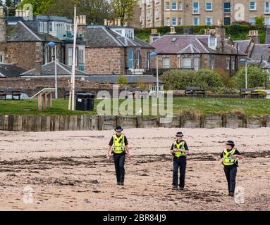Polizeifrauen patrouillieren am Strand während der Sperrung der Coronavirus-Pandemie in Covid-19, North Berwick, East Lothian, Schottland, Großbritannien Stockfoto