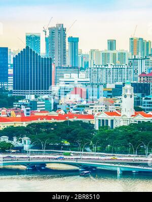 Singapur Metropole Stadtbild, touristischen Boote von grünen Quay, Brücken und den Bau von modernen Viertel im Hintergrund Stockfoto