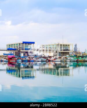 Limassol Marina mit Yachten und Fischerboote von Pier mit Restaurants, Zypern Stockfoto