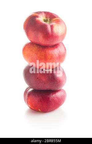 Reif flache Nektarinen auf weißem Hintergrund. Stockfoto