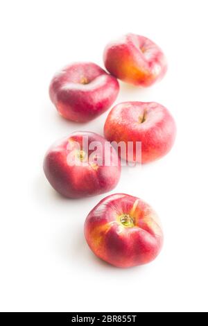 Reif flache Nektarinen auf weißem Hintergrund. Stockfoto