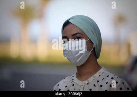 Tunis, Tunesien. Mai 2020. Porträt von Dr. Maryem Hamdi, einem medizinischen Personal während seiner Selbstquarantäne am 20. Mai 2020 in Bizerte, Tunis. Nach ihrer Schicht wurde das medizinische Personal des Covid-19 Zentrums des Krankenhauses Abderrahman Mami in Ariana für 14 Tage in die Selbstquarantäne geschickt. (Foto von Mohamed Krit/Sipa USA) Quelle: SIPA USA/Alamy Live News Stockfoto