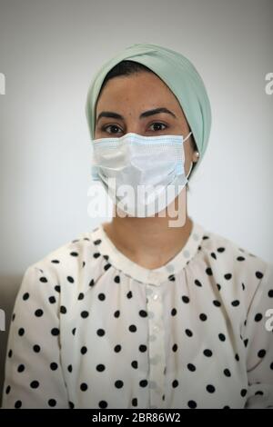 Tunis, Tunesien. Mai 2020. Porträt des medizinischen Personals Meriem Hamdi am 20. Mai 2020 in Bizerte, Tunis. Nach ihrer Schicht wurde das medizinische Personal des Covid-19 Zentrums des Krankenhauses Abderrahman Mami in Ariana für 14 Tage in die Selbstquarantäne geschickt. (Foto von Mohamed Krit/Sipa USA) Quelle: SIPA USA/Alamy Live News Stockfoto