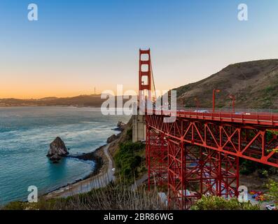 Beim Sonnenuntergang an der Golden Gate Bridge in San Francisco, Kalifornien Stockfoto